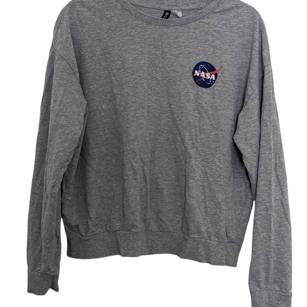 Hm divided NASA long sleeve gray top Junior large